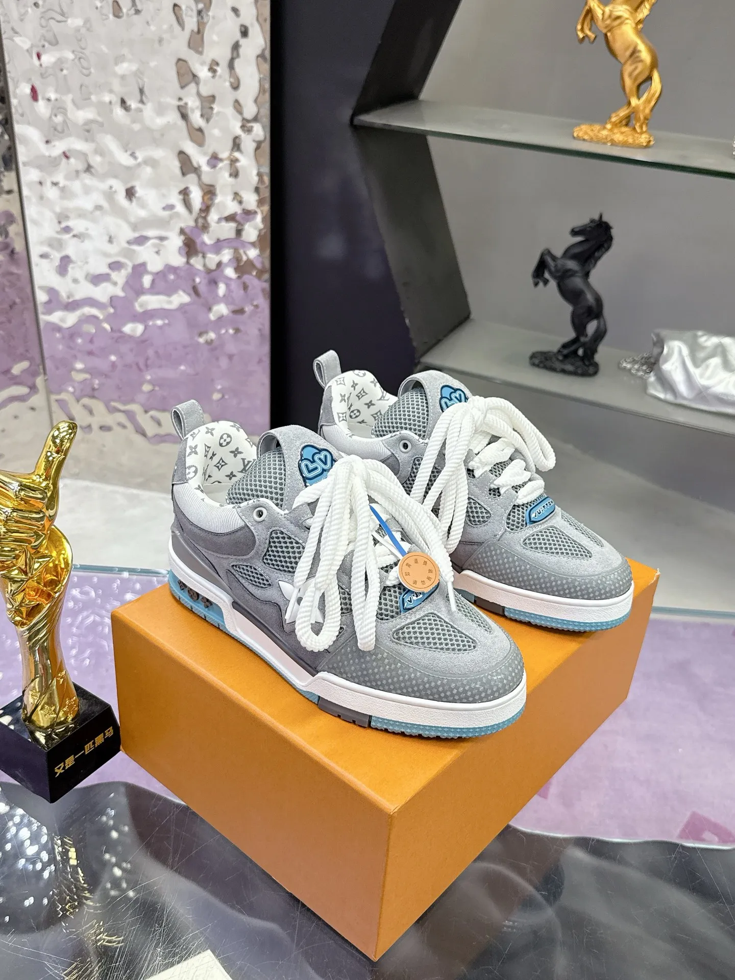 Factory price: 760💰 𝙇𝙑 𝟐𝟎𝟐5 𝐒𝐒 𝐧𝐞𝐰 Officially synchronized new colors💗 Louis Vuitton catwalk skateboard shoes are a hit, LOUIS VUITTON Trainer is undoubtedly one of the most successful Sneakers launched by luxury brands, but the pace of exploration will not stop. LOUISVUITTON will also bring a new series of skateboard shoes in the spring of 2025. The new series in the picture returns to the 90s Chunky Skate Shoes look and feel. The uppers are made of leather and mesh. The fat silhouette and thick shoelaces are very eye-catching. It is expected to have quite a few colors like the Trainer. Judging from the previous DIOR show skate shoes, this chunky style may be even stronger next year.  💎 LV small bread series LV bread shoe series 😘 Couple model Size: Female 35-40 Male 39-44, customized 45, 46